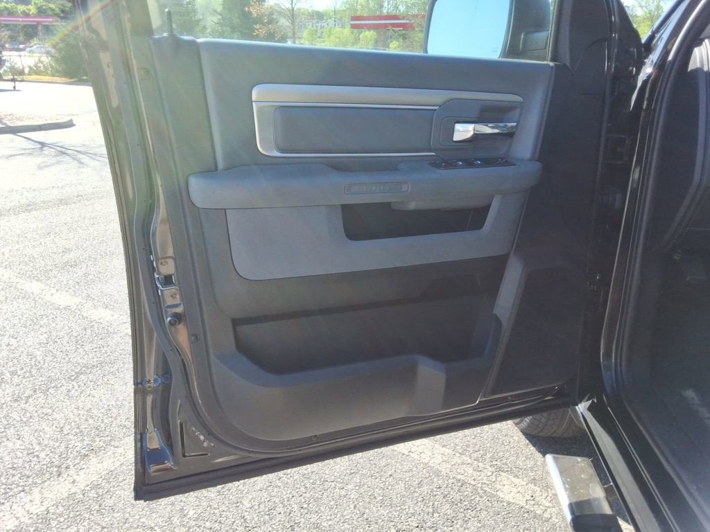 2019 RAM 1500 Classic SLT Crew Cab 4x2 6'4" Box