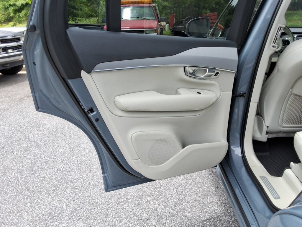 2022 Volvo XC90 T5 Momentum 7 Passenger