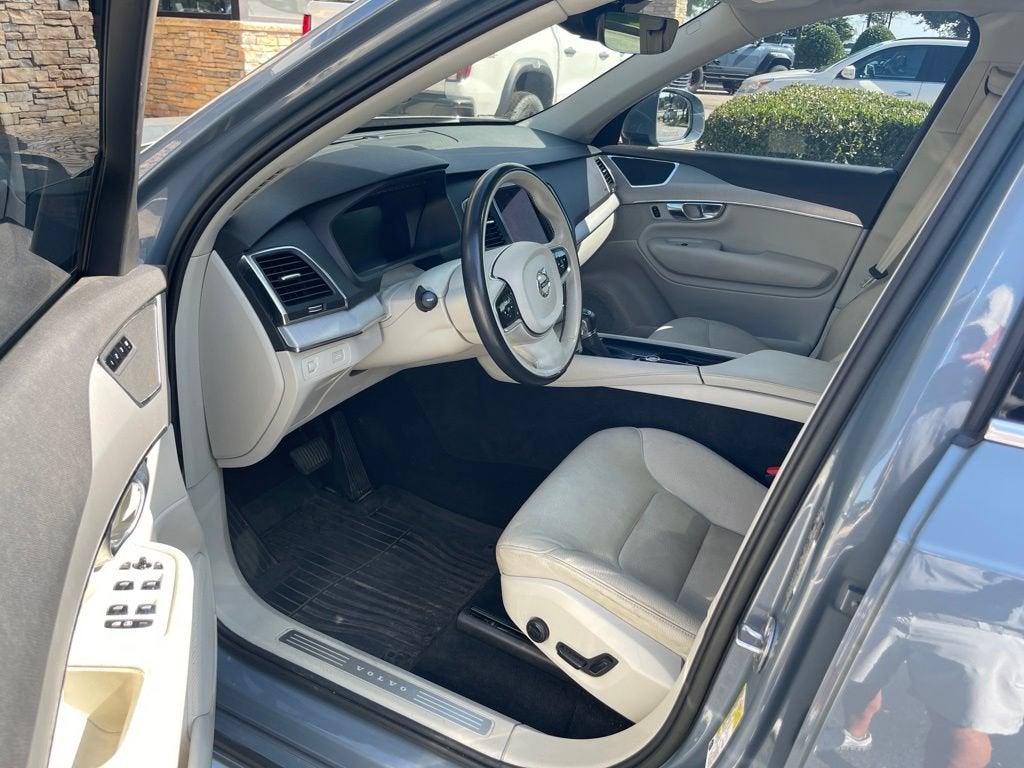 2022 Volvo XC90 T5 Momentum 7 Passenger