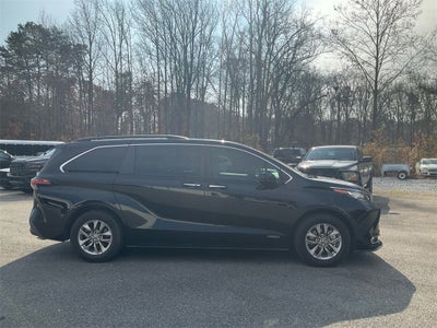 2021 Toyota Sienna XLE 8 Passenger