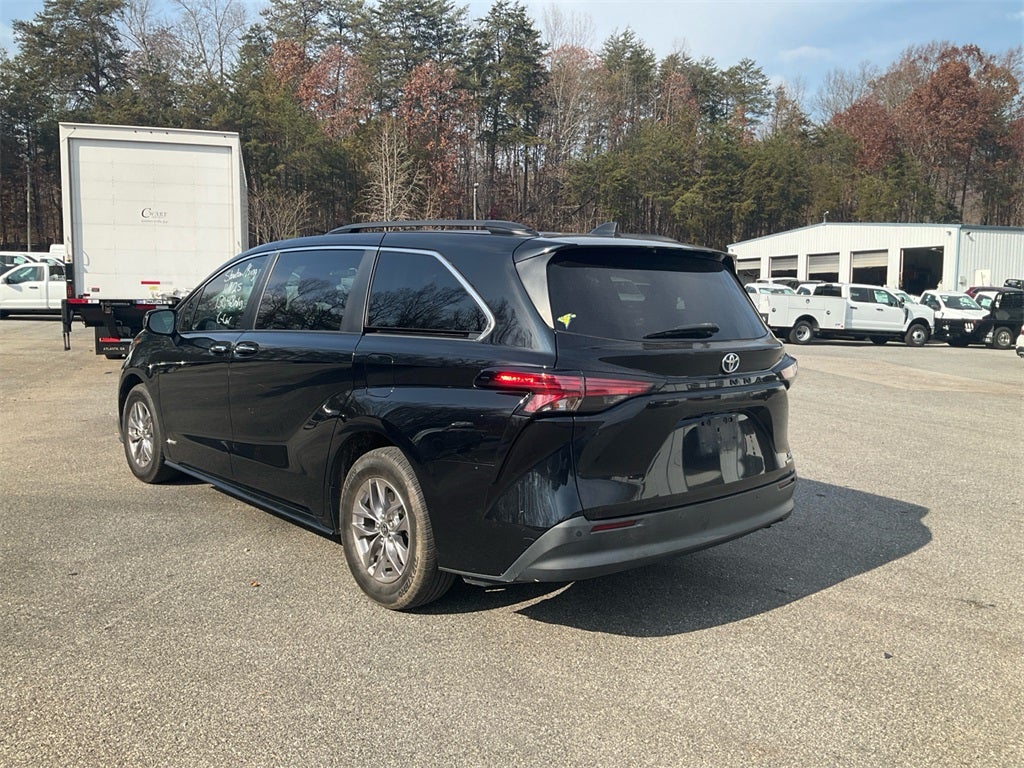 2021 Toyota Sienna XLE 8 Passenger