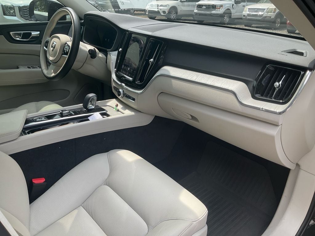 2024 Volvo XC60 B5 Plus Dark Theme