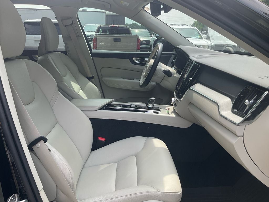 2024 Volvo XC60 B5 Plus Dark Theme